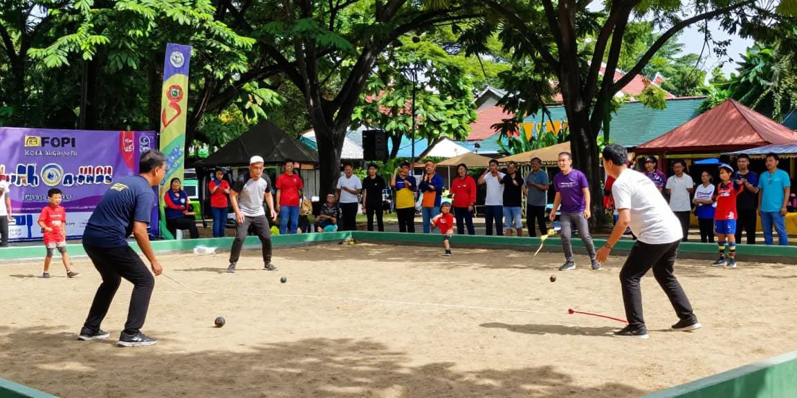 FOPI Kota Makassar, pemain petanque beraksi di taman, suasana ceria dengan penonton.